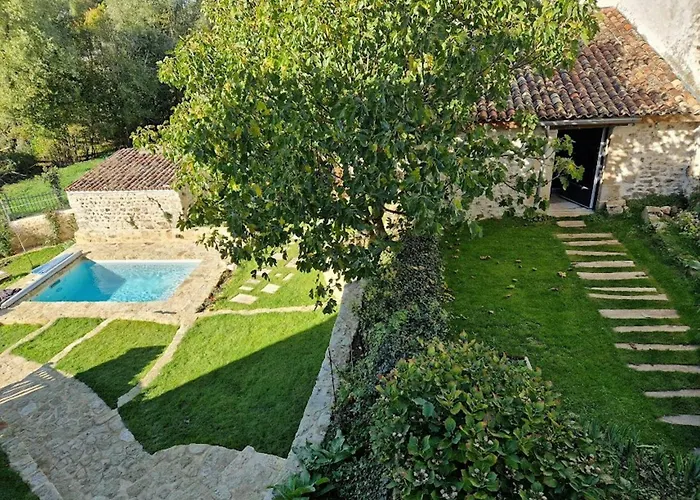 Сasa de vacaciones House And Playful Barn Verrieres (Vienne)